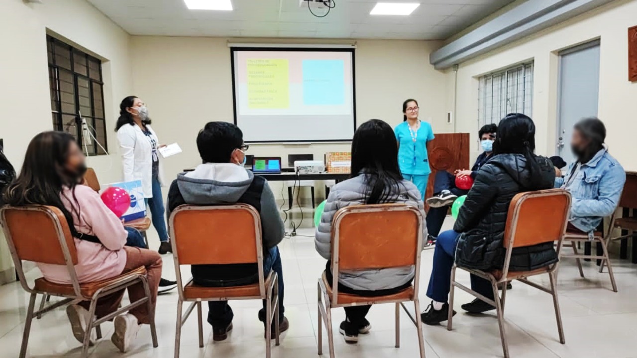 Imagen de un grupo de pacientes participando del taller de Psicoeducación